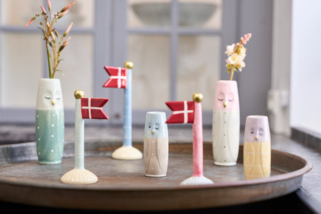 Bakke med keramikflag og uglevaser fra Speedtsberg