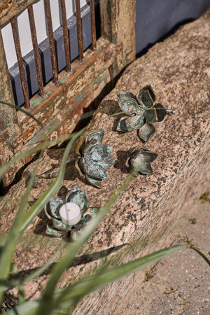 Bænk hvorpå der ligger blomster i metal
