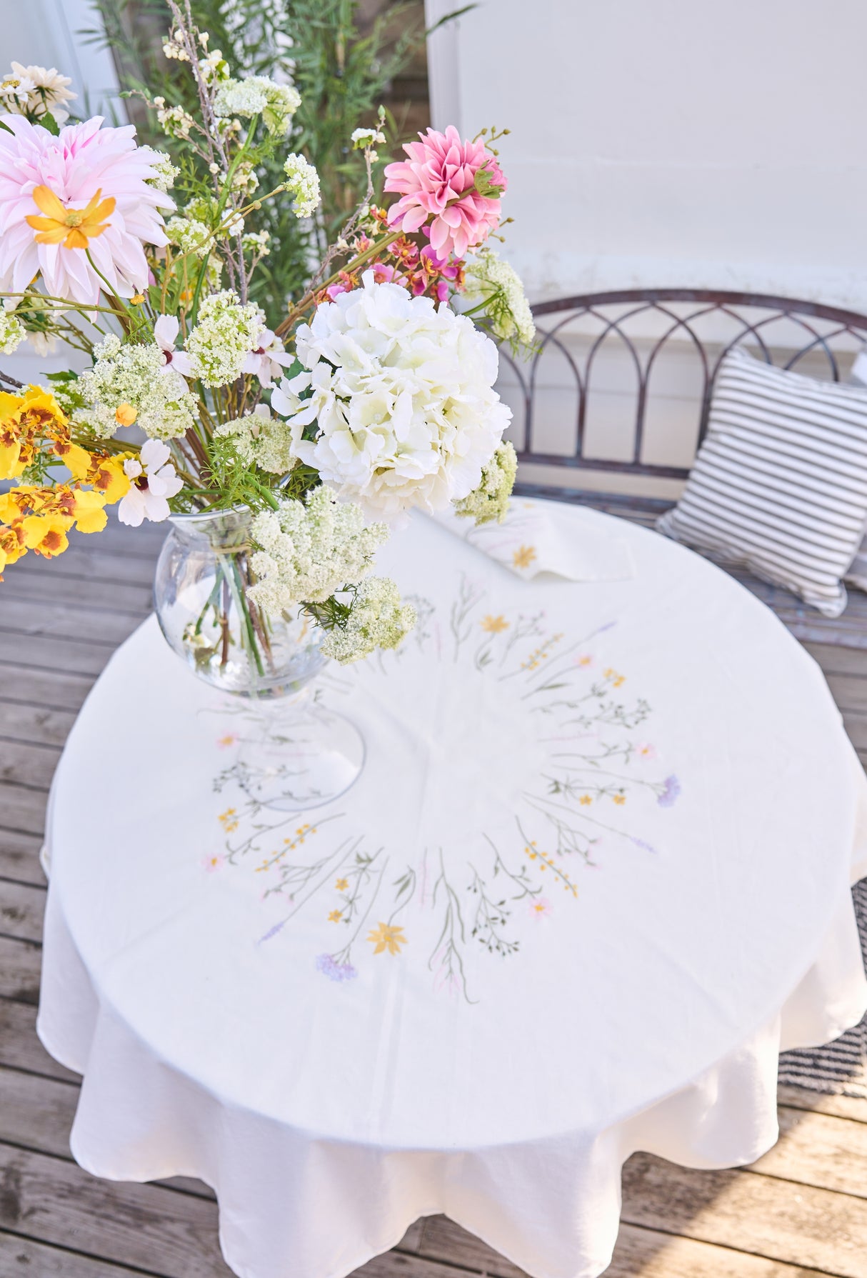 Havebord med rund dug med blomsterbroderi fra Speedtsberg