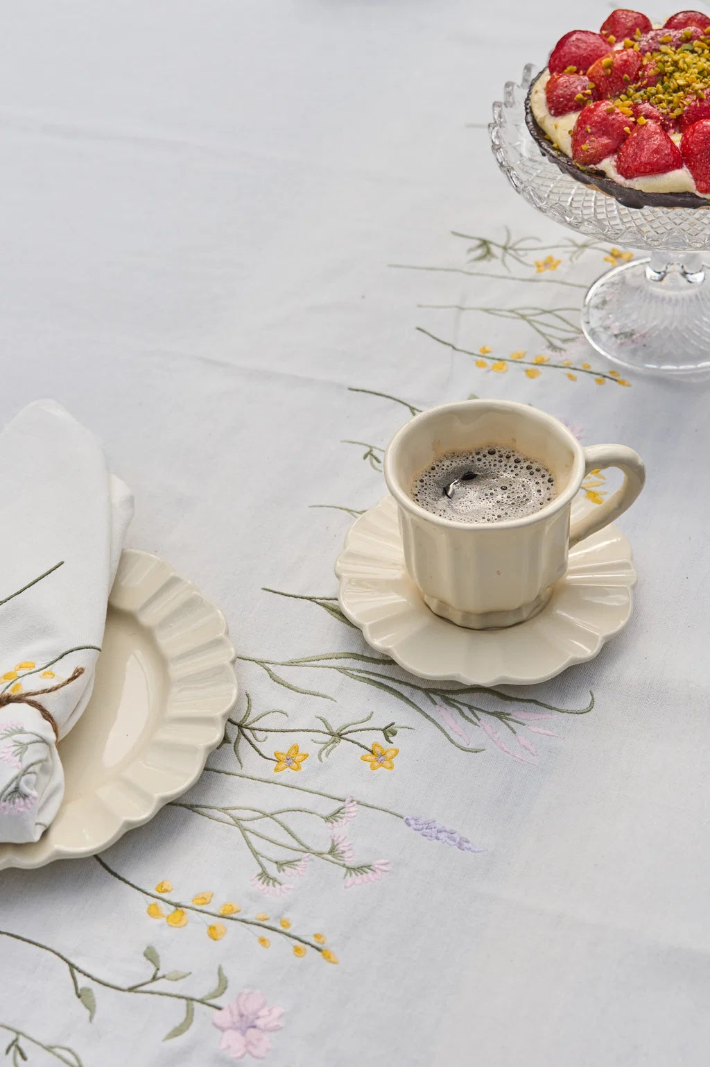 Dækket kaffebord med dug med blomsterbroderi fra Speedtsberg