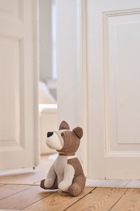 Dørstopper brun og hvid hund fra Speedtsberg holder en hvid dør