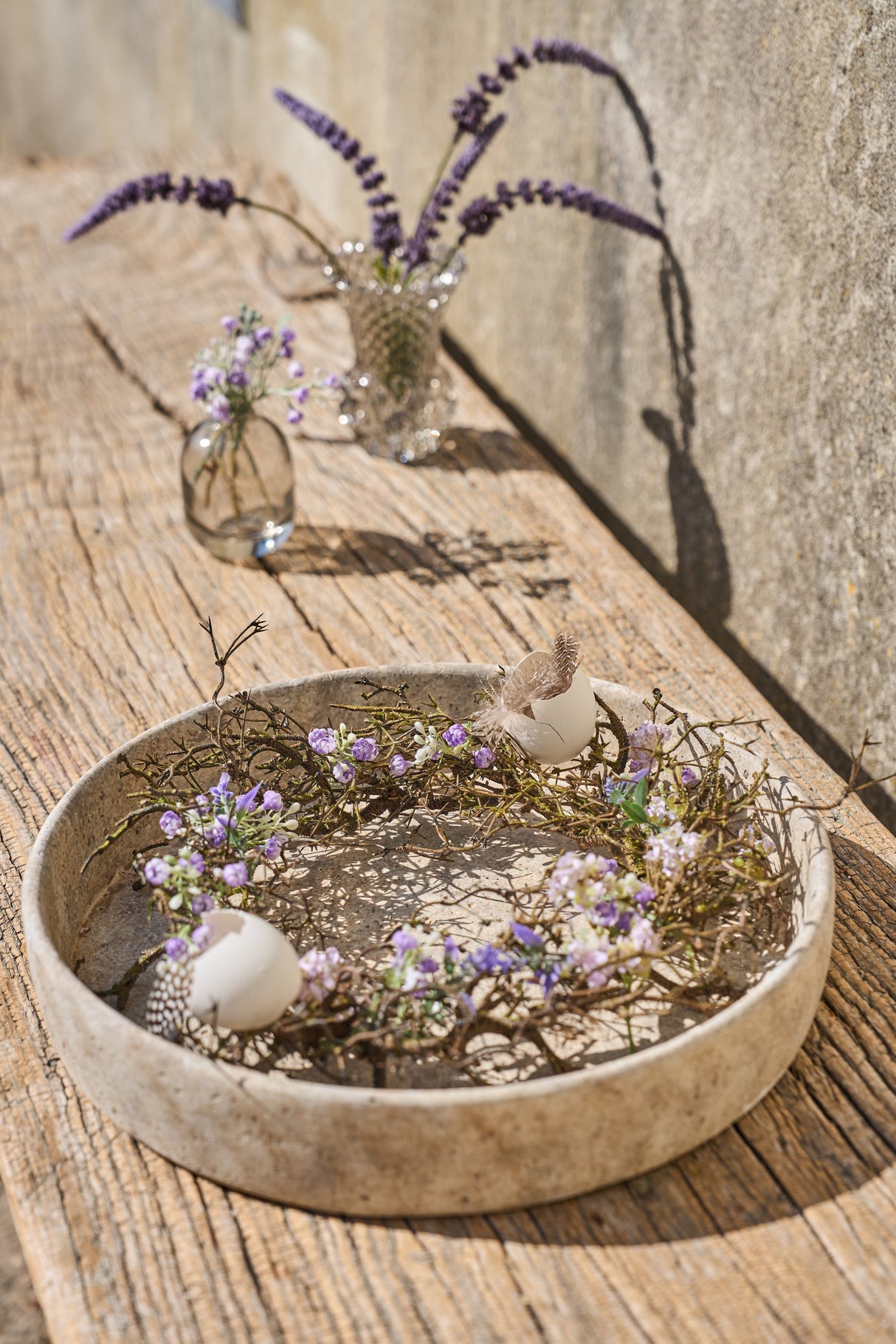 Fad med fjer, grene og æggeskaller som påskepynt