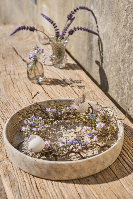 Fad med fjer, grene og æggeskaller som påskepynt