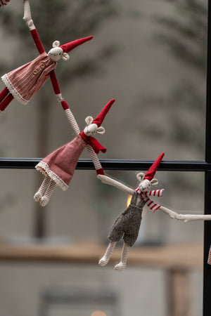Noa & Nelli, with magnets in their paws, hang as a garland