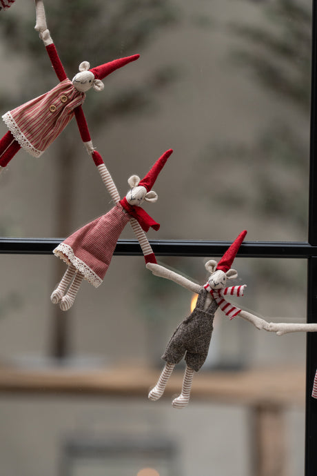 Noa & Nelli, with magnets in their paws, hang as a garland