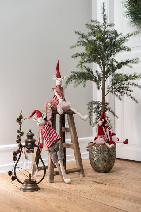 Noa & Nelli, with a sack, decorate a stool next to a Speedtsberg lantern.