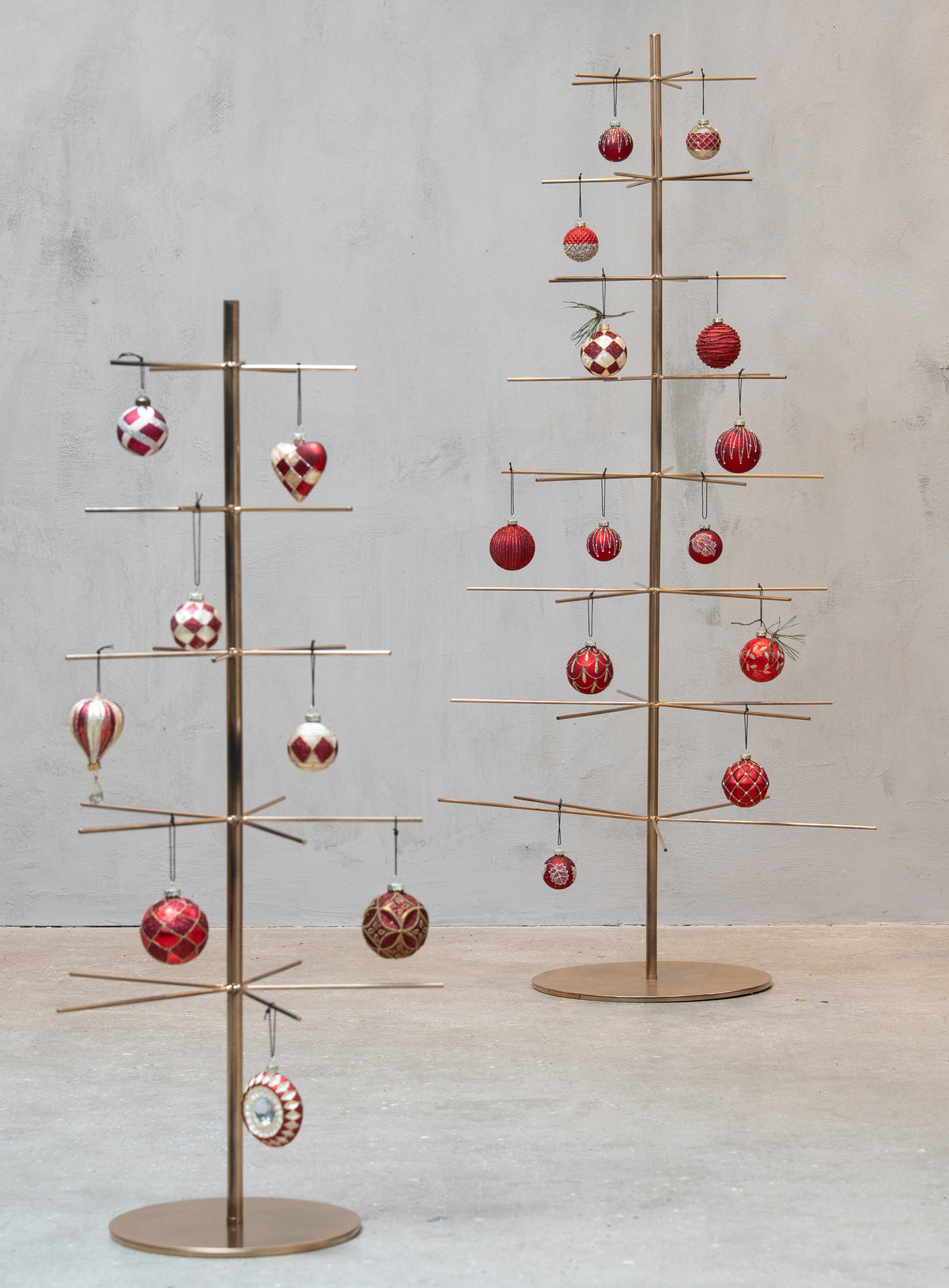 Metal Christmas trees decorated with red-toned glass ornaments from Speedtsberg