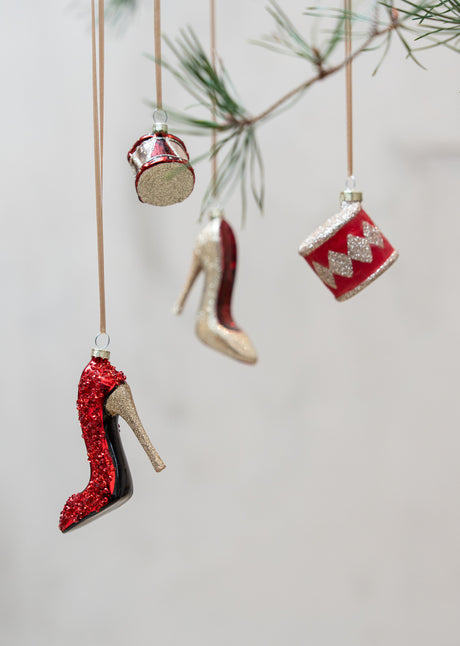 Figurine Christmas ornaments (drums and high-heeled shoes) from Speedtsberg hanging on branches