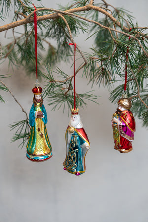 Three glass Wise Men hang together on a Speedtsberg pine branch