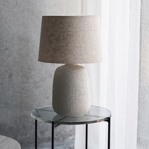 House Doctor Bordlampe Tana stående på et lille bord