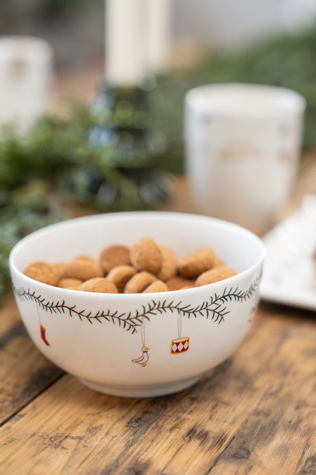 Porcelain bowl with Christmas garland from Speedtsberg, filled with peppernuts