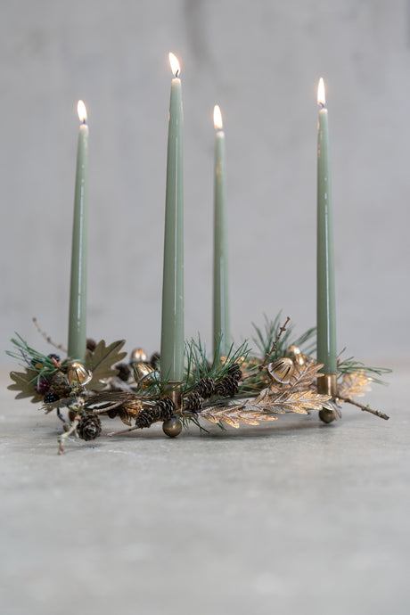 Advent centerpiece with acorns and leaves in an antique gold finish from Speedtsberg, decorated with silk fir and dusty green advent candles