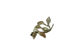 Napkin ring from Speedtsberg in antique green aluminum with a small branch and detailed leaves; 7 cm-high motif