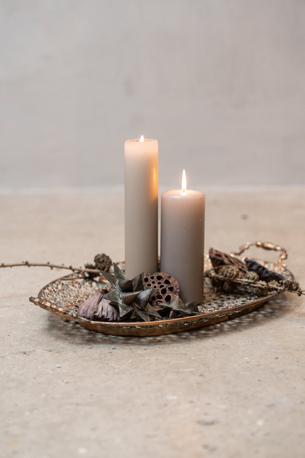 Pillar candle on a candle tray with woven gray metal stars from Speedtsberg
