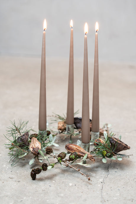 Advent candle holder in antique green metal, decorated with natural materials and mauve-colored candles