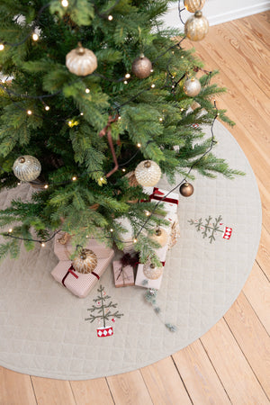 Decorated Christmas tree standing on a quilted tree skirt with embroidery from Speedtsberg