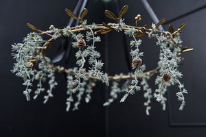 Cedar garland with snow and pine cones, 183 cm long, from Speedtsberg, used around a wreath