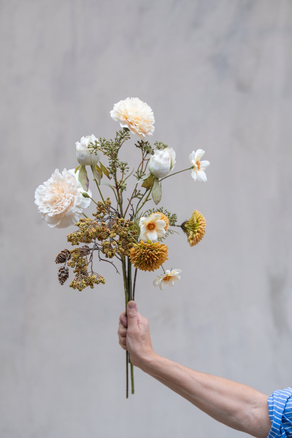 Bouquet of artificial flowers with a pinecone branch from Speedtsberg