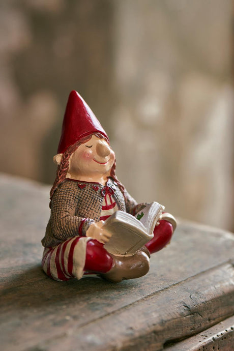 Ribbed gnome Signe with Christmas book from Ib Laursen, sitting on a table
