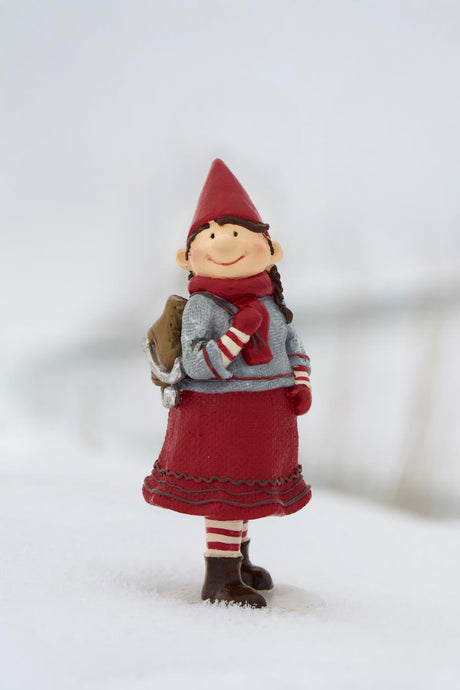 Ribenissen Dagny wearing skates from Ib Laursen, standing in the snow