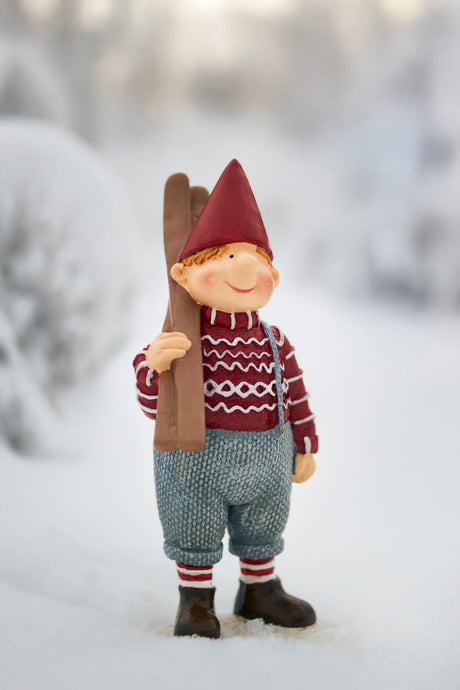 Ribenissen Ejnar on skis, a polyresin figure from Ib Laursen, standing in the snow