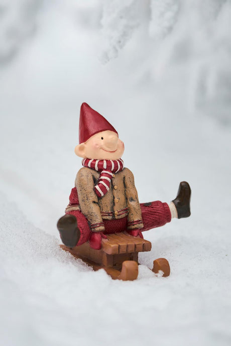 Ribe elf Hans with a sled from Ib Laursen in the snow
