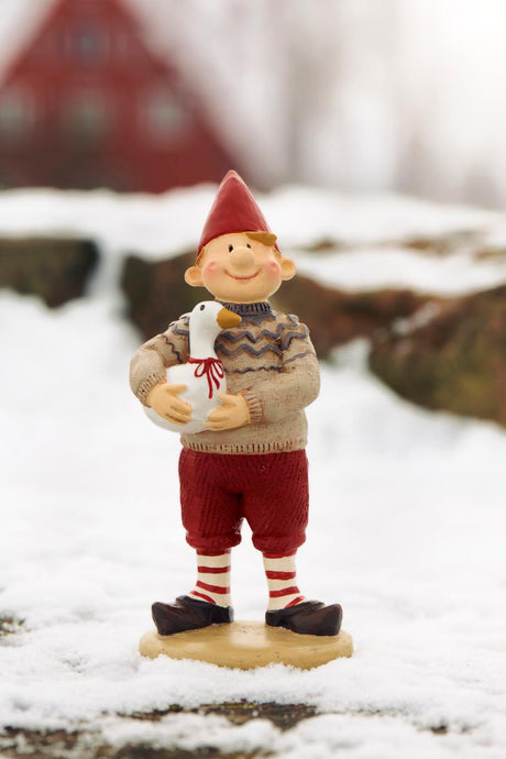 Ribe elf Sigurd from Ib Laursen holding the goose Gertrud in his arms, standing in the snow