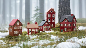Lille juleby af keramikhuse i stentøj fra Ib Laursens Stillenat serie