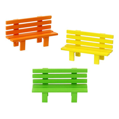 Træbænk til figurer og dekoration i påskefarver. 