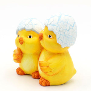 Kyllingepar med æggeskaller på hovedet