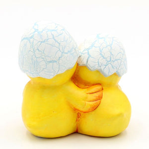 Kyllingepar med æggeskaller på hovedet