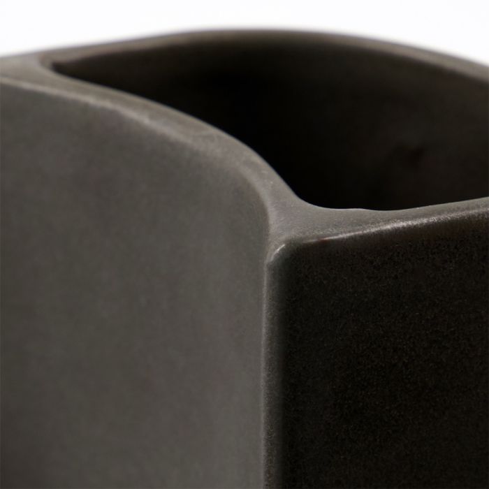 Glasuren på Meraki Datura børste- og sæbeholder i mørkegrå set tæt på