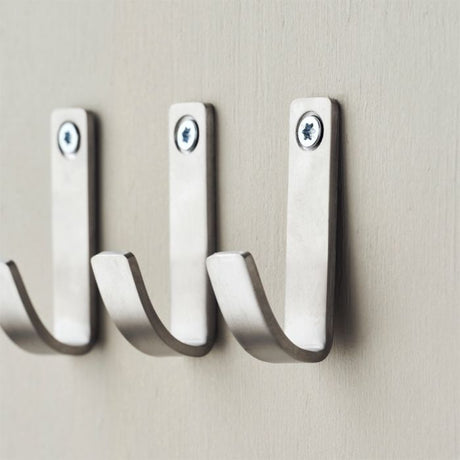 Meraki Knager i børstet stål med sølvfinish hængende på væg