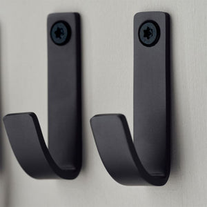 To Meraki knager i børstet stål hængende på væg