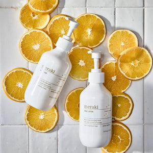 Håndsæbe og håndlotion Warm orange winter moment liggende på appelsinskiver