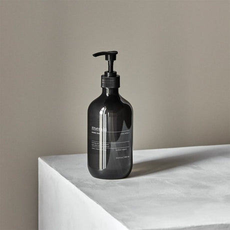 Meraki Håndsæbe Deep Valley 490 ml stående på bord