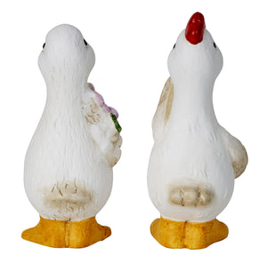 Gås og høne i haven set bagfra