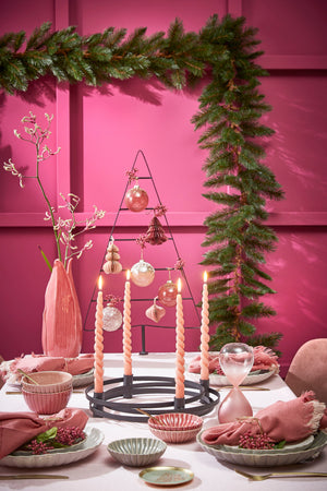 Forest granguirlande pynter på pink væg