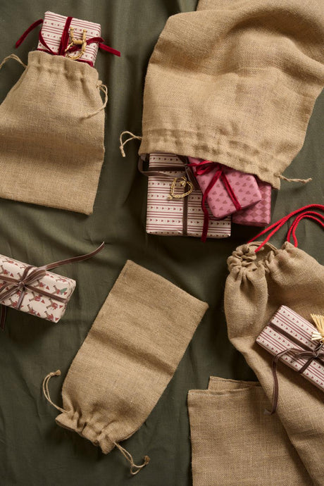 Jute Christmas gift sacks with drawstring from Ib Laursen filled with presents
