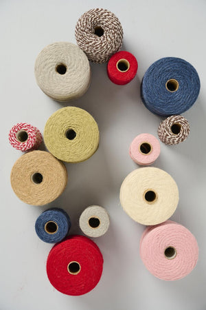 Ruller med jutegarn i forskellige farver fra Ib Laursen