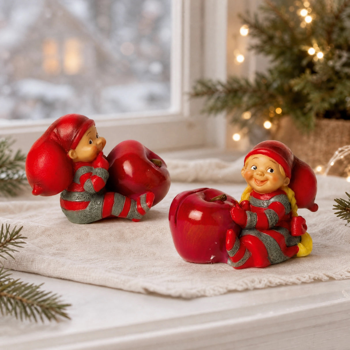 SEATING CARDS WITH BABY ELF AND APPLE
