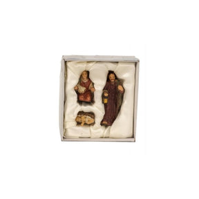 Krybbespil med 3 figurer i en æske, som indeholder Jesusbarnet lagt på en krybbe, Jomfru Maria og Josef med en lygte og stav. 