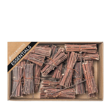 Små bundter med birkekvister på wire