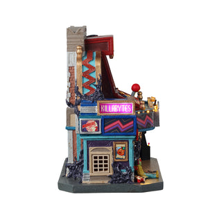Monstarcadehus med lys til Halloween by fra Lemax Spooky Town set fra siden med lysende skilt
