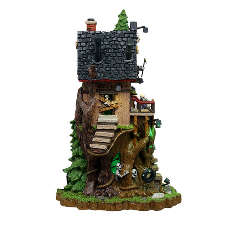 Petrified Forest Tree House hus med lys til Halloween fra Spooky Town set fra siden med træ