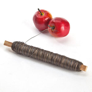 Ståltråd på rulle. Indeholder 100 g.