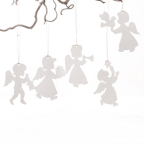 Engle skåret i hvidt karton til ophæng. Alle engle bærer forskellige ting i hænderne her i blandt en lygte, en due, en gave m.v. Fra Pobra. 