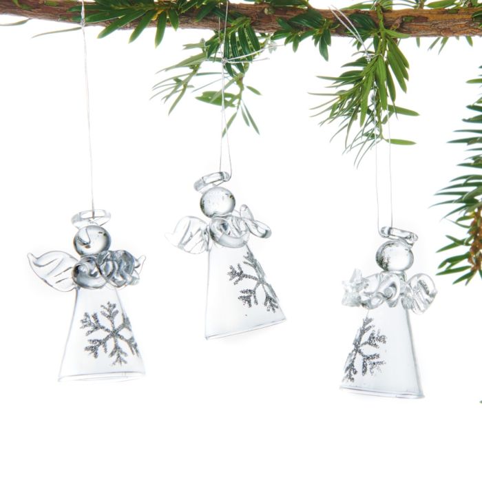 Engle i glas. Englene har foldet hænder, vinger og glorie. På deres kjoler er et kæmpe snefnug i sølv glimmer. Smukt og enkelt fra Pobra.