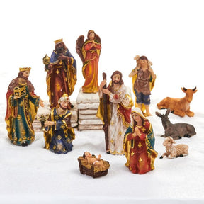 Krybbespil med 11 figurer i flotte farver. Der er alle de klassiske figurer Josef, Jomfru Maria, de tre vise mænd, en hyrde samt en engel, der står og beder på en lille stak sten. Det lille Jesus barn ligger smukt i en krybbe. Endvidere er der tre dyr. Fr