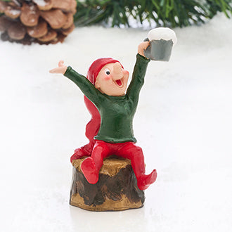 Bramming gnome on a tree stump holding a beer mug from Pobra
